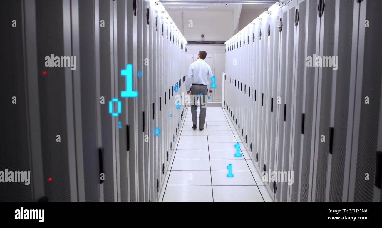 Der Techniker trägt ein blaues Hemd, eine dunkle Hose im Server-Rack-Gang, mit schwimmendem Binärcode Stockfoto
