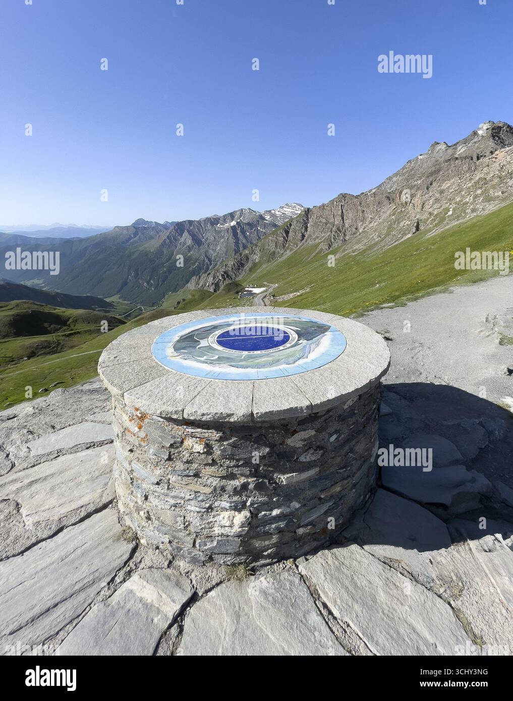 Vordere Orientierungstafel auf Steinsockel am Aussichtspunkt auf dritthöchstem asphaltierten Pass der Alpen höchster Grenzpass 2744 m hoch Col Agnel Colle dell' Stockfoto