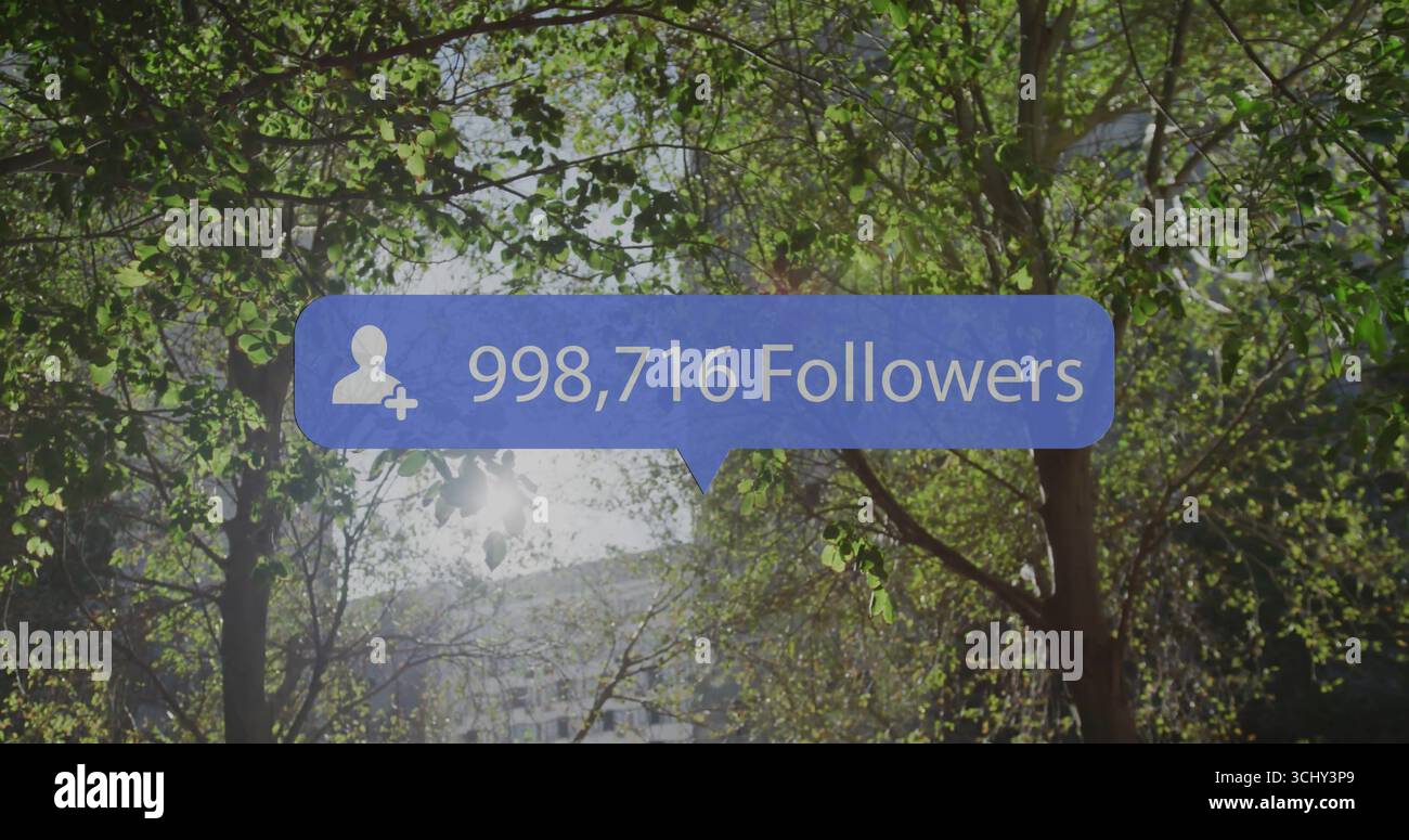 Schwimmende blaue Anzeigebase, die die Anzahl der Gefolgsleute im Innenhof zeigt, mit Laub und Gebäude Stockfoto