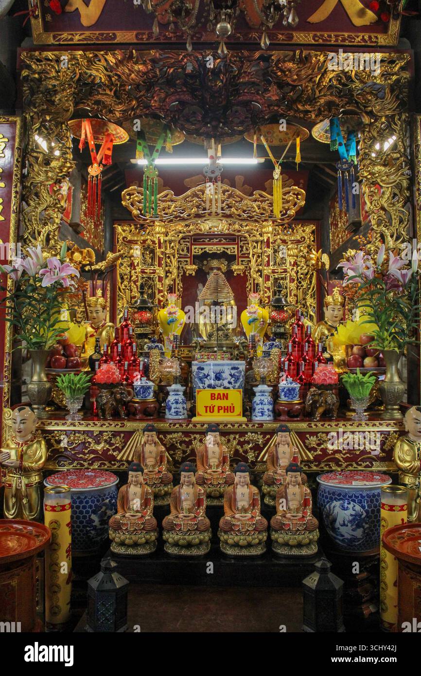 Vietnam, Hanoi. Dien Huu Tempel (Chùa Diên Hu). Ein Altar im Tempel. Stockfoto