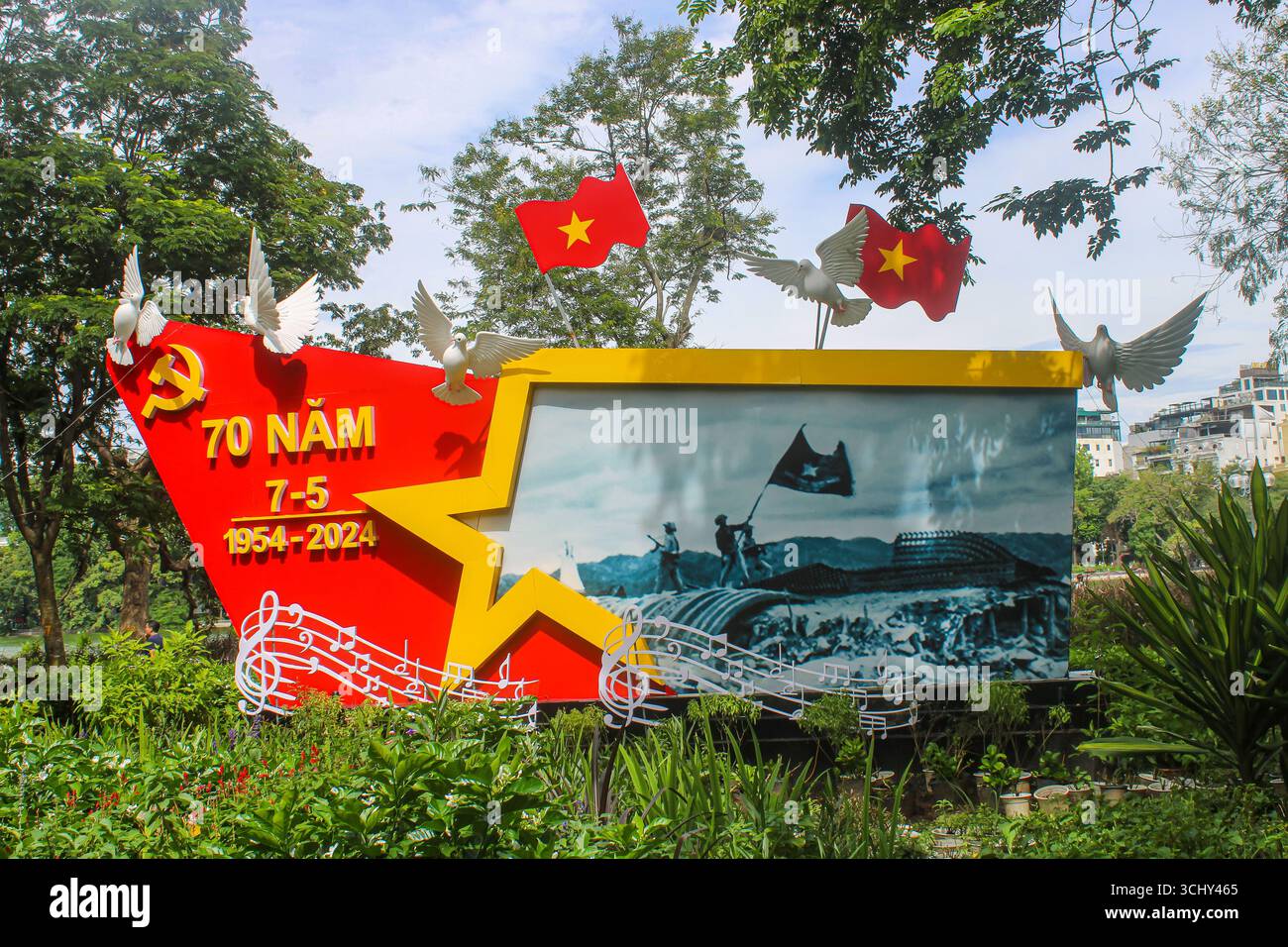Vietnam, Hanoi. Eine große Plakatwand, die den 70. Jahrestag der Befreiung Vietnams vom französischen Kolonialismus 1954 feiert. Stockfoto