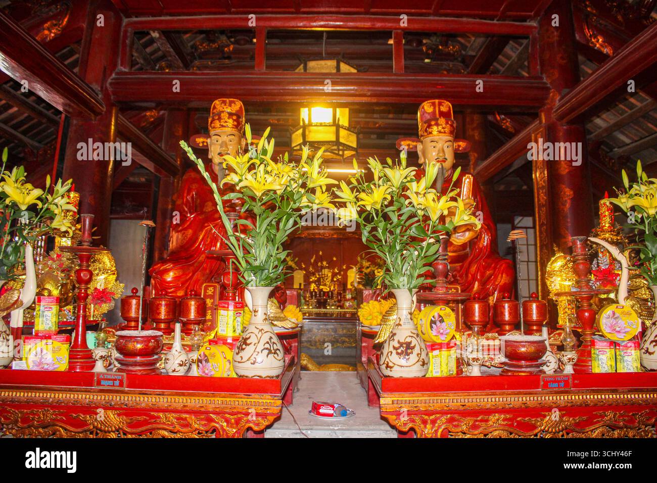 Vietnam, Hanoi. Tempel der Literatur (Van Miu - Quc T Giám). Altar, der Konfuzius im Großen Saal der Zeremonien gewidmet ist. Stockfoto