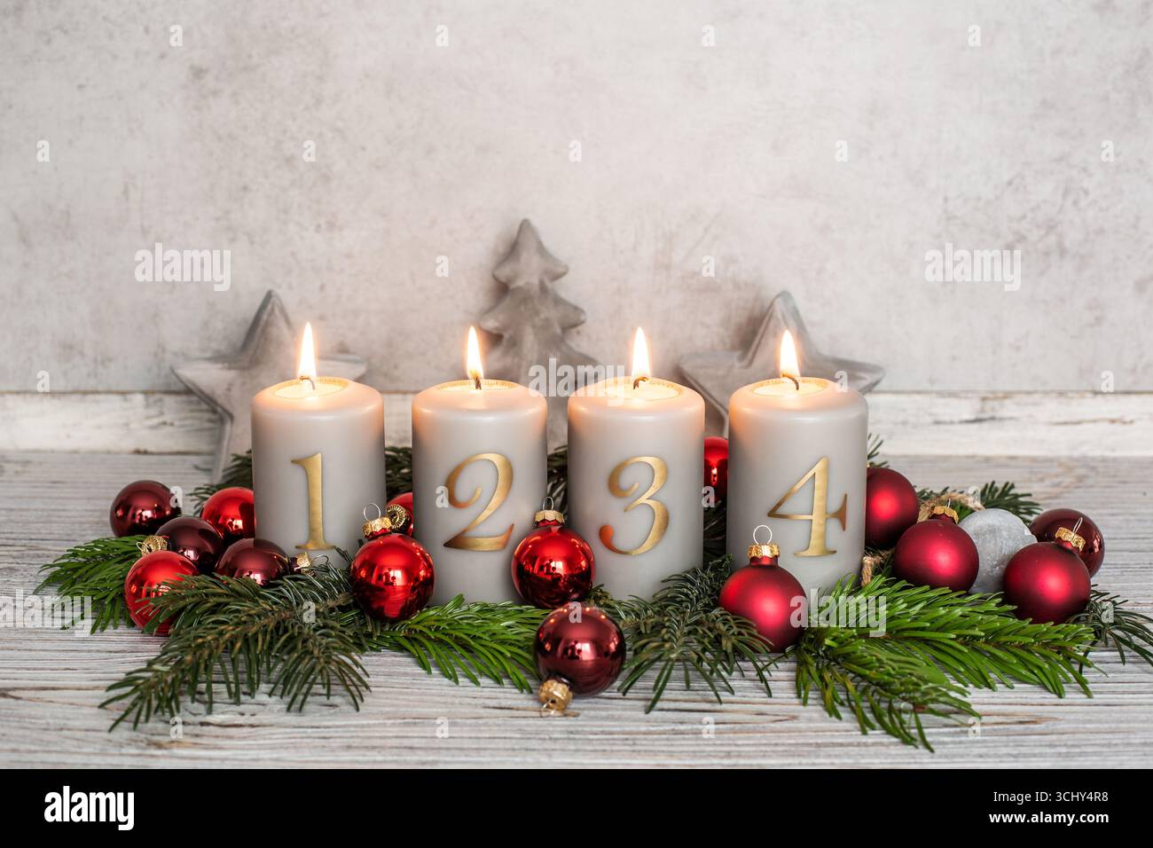 Weihnachtsdekoration für den Advent mit vier Kerzen Stockfoto