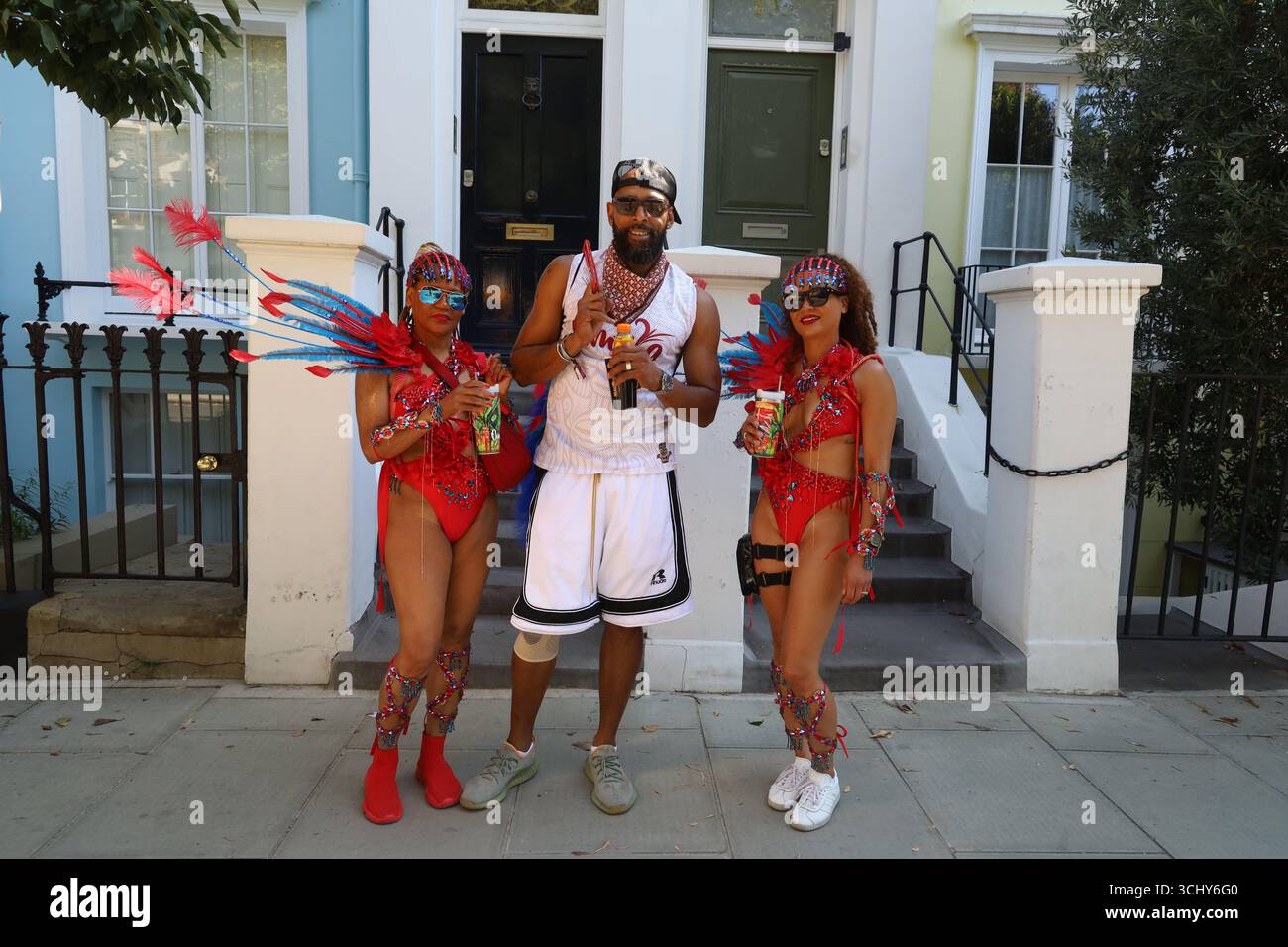 Eine Gruppe von Teilnehmern posiert für die Kamera auf dem Weg zum Notting Hill Carnival in London, Großbritannien. Stockfoto