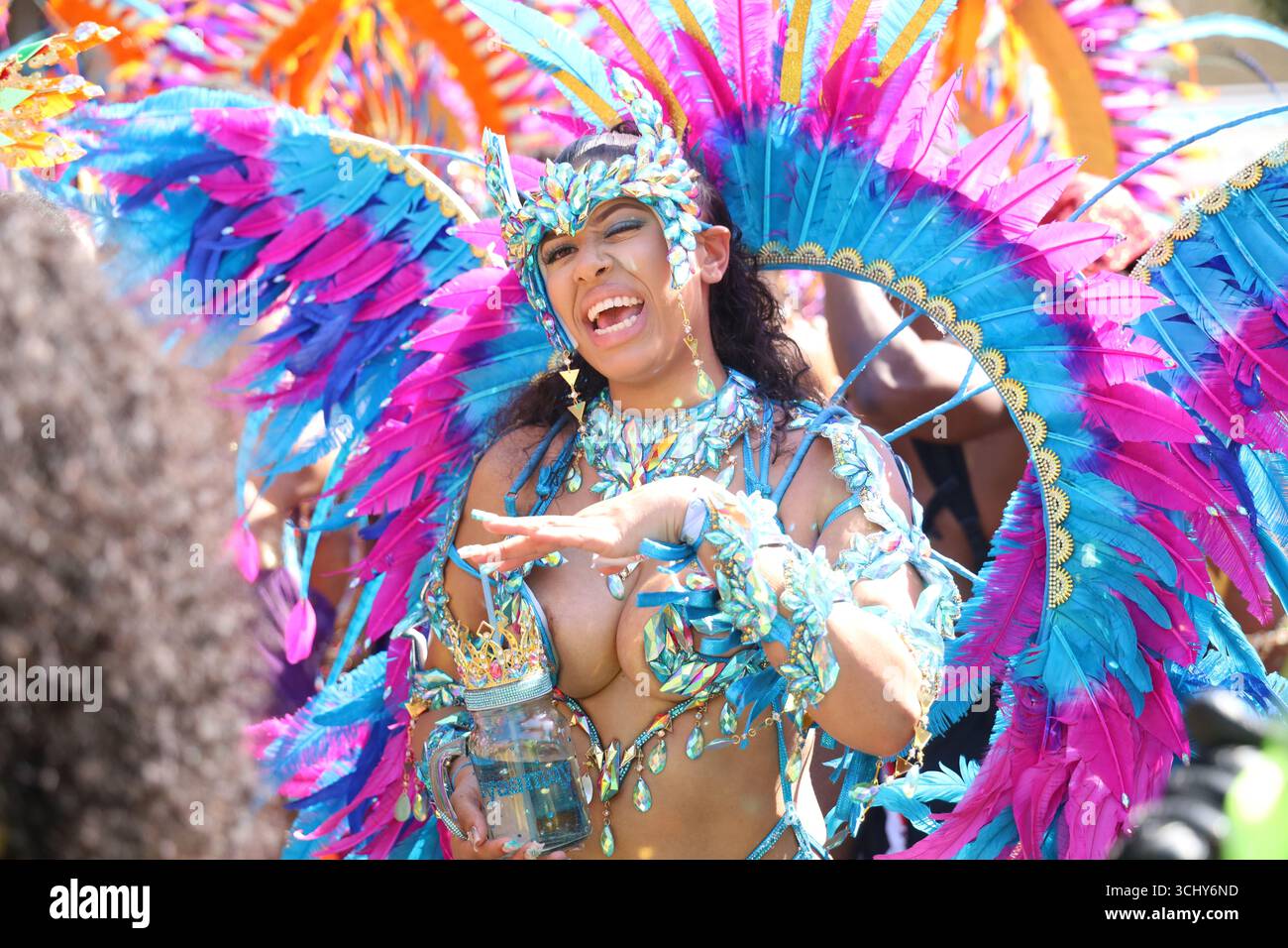 Tänzerinnen in gefiederten Kostümen beim Notting Hill Carnival in London. Stockfoto