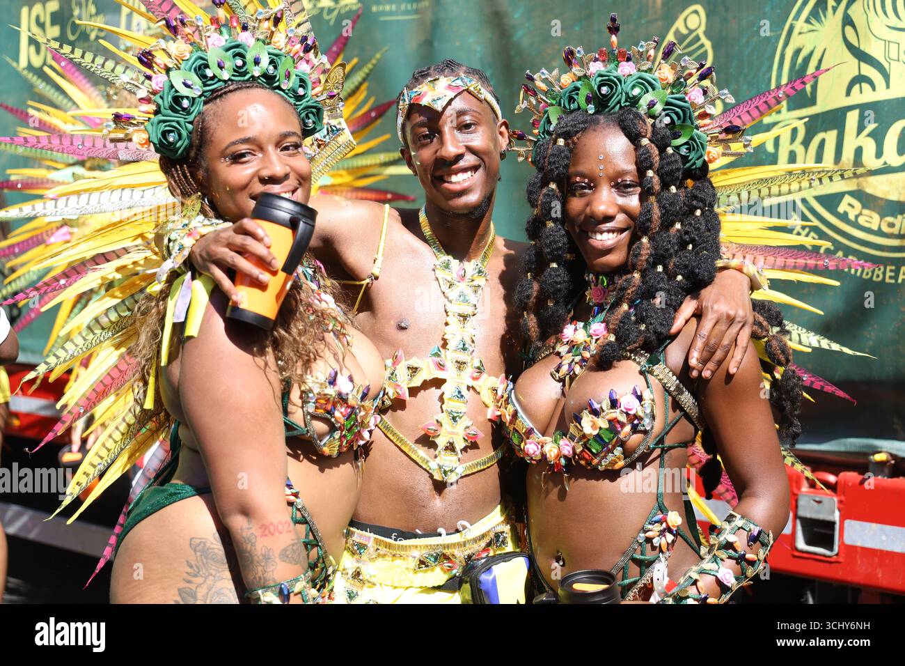 Tänzerinnen in gefiederten Kostümen beim Notting Hill Carnival in London. Stockfoto