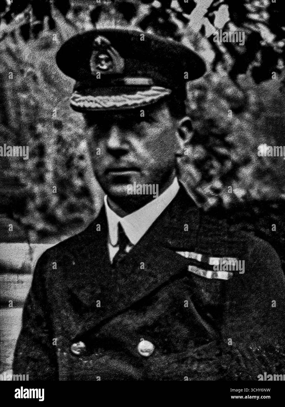 Dieses Porträt, das am 17. Juni 1916 in L’Illustration veröffentlicht wurde, zeigt Konteradmiral Horace Hood der Royal Navy. Hood kommandierte die 3. Battlecruiser Squadron in der Schlacht von Jütland, wo er bei der Explosion der HMS Invincible getötet wurde. Sein Porträt spiegelt sowohl seine Führung als auch sein tragisches Schicksal wider, das symbolisch für die hohen menschlichen Kosten des größten Marineeinsatzes zwischen Großbritannien und Deutschland im Ersten Weltkrieg ist. Stockfoto