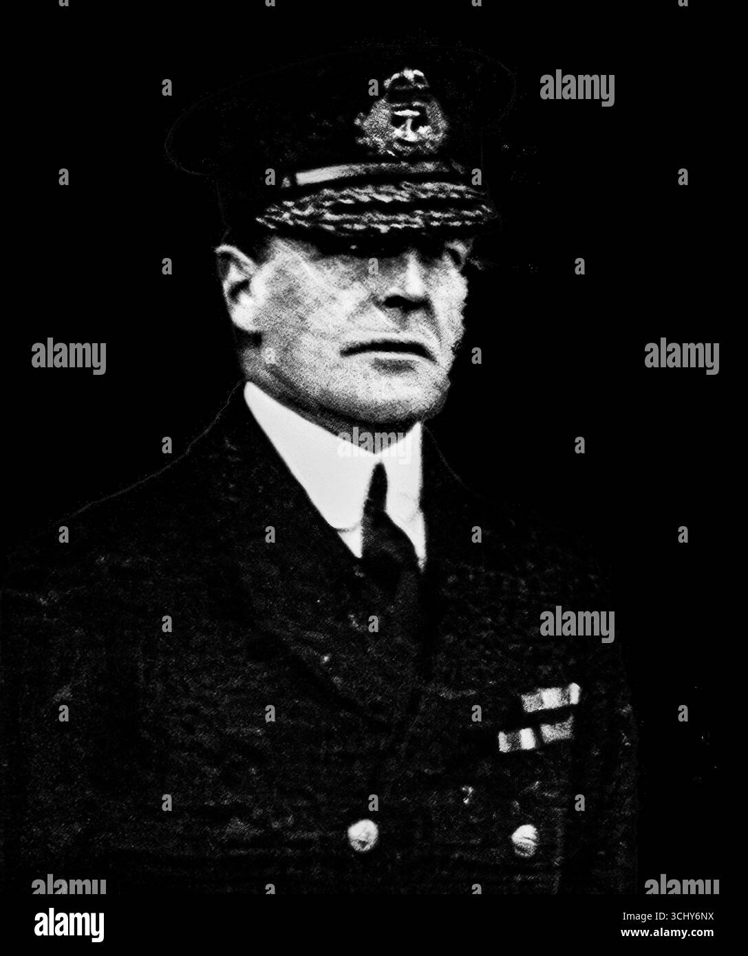 Dieses Porträt von Vizeadmiral Sir David Beatty, das am 17. Juni 1916 in L’Illustration veröffentlicht wurde, zeigt den britischen Marinekommandanten während der Schlacht von Jütland. Beatty, Kommandant der Battlecruiser-Flotte, spielte eine entscheidende Rolle bei der Beteiligung der deutschen Hochseeflotte an der größten Seeschlacht des Ersten Weltkriegs. Seine Führung, Entschlossenheit und Widerstandsfähigkeit machten ihn zu einer der prominentesten Persönlichkeiten in der Geschichte der Royal Navy. Stockfoto