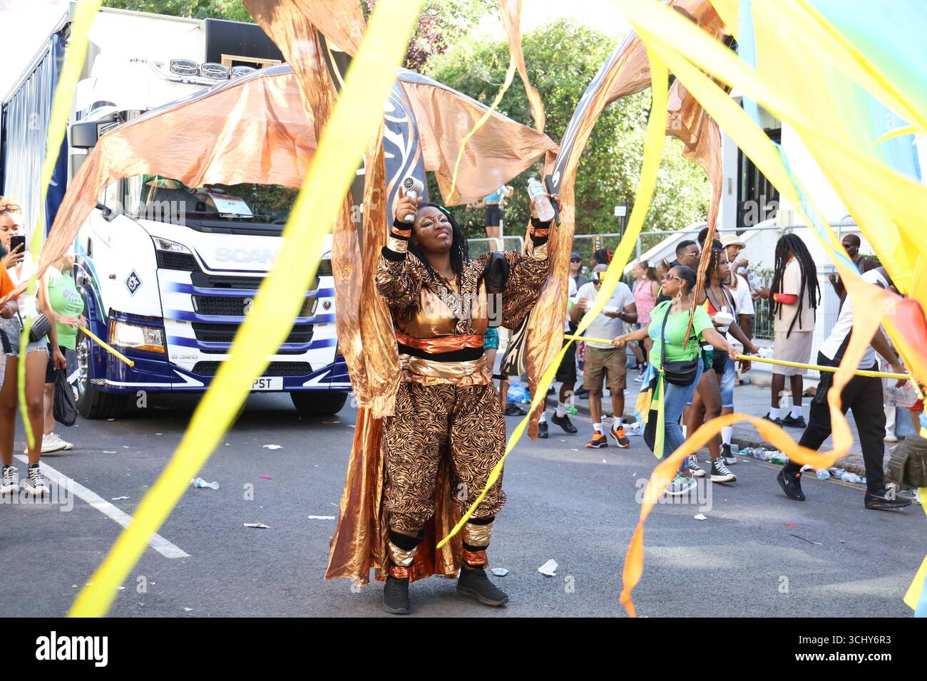 Eine karibische Tänzerin in bunten Kostümen führt eine Parade beim Notting Hill Carnival in London durch. Stockfoto