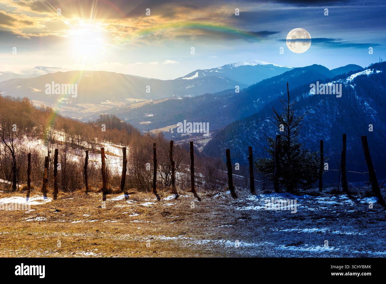 Berglandschaft am Frühlingsnachtgleiche. Tag- und Nachtzeitwechsel. Winter- und Frühjahrszeit wechseln die Landschaft. Schmelzender Schnee und blattlose Bäume Stockfoto