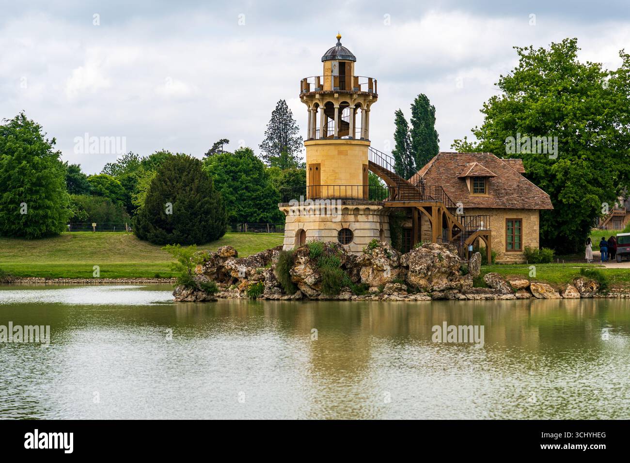 Uralter Turm und Hütte an einem Teich in Frankreich Stockfoto