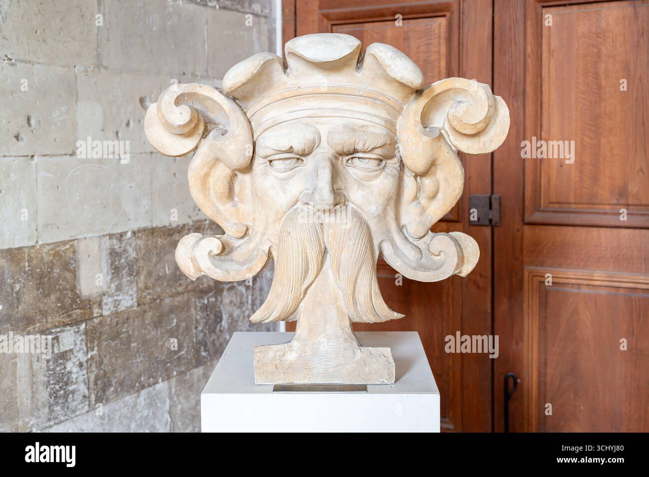 Nahaufnahme des Gesichts eines Reifen Mannes mit einem langen Schnurrbart aus Stein Stockfoto