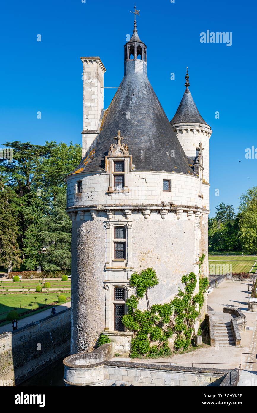 Außenfassade des mittelalterlichen Turms neben dem Schloss Chenonceau in Frankreich Stockfoto