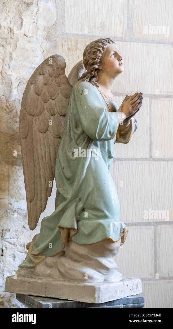 Nahaufnahme einer Steinstatue des Engels, der betet Stockfoto