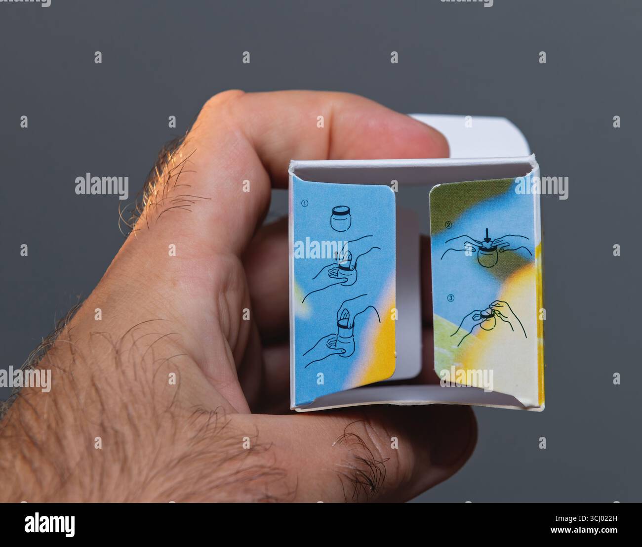 Paris, Frankreich - 19. August 2025: Ansicht des offenen Kartons mit illustrierten Gebrauchsanweisungen, die im Shiseido Waso Yuzu-C-Paket gedruckt sind und beim Auspacken und Prüfen des Inhalts erfasst wurden. Stockfoto