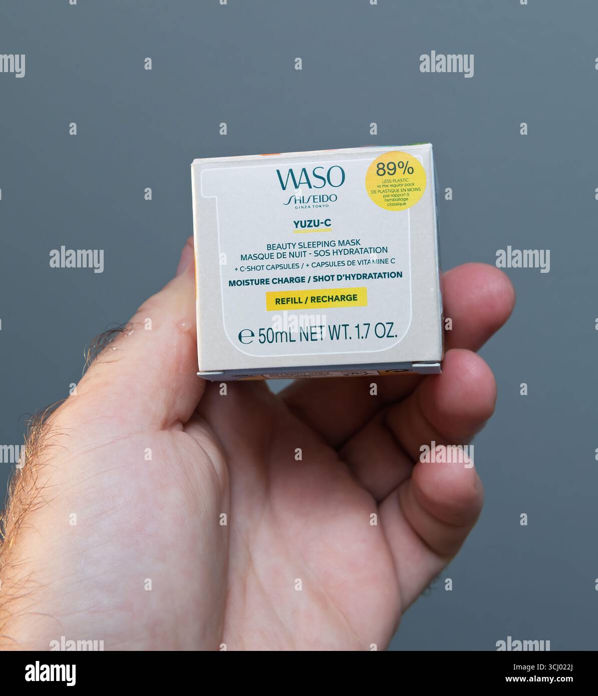 Paris, Frankreich - 19. August 2025: Seitenverkleidung der Shiseido Waso Yuzu-C Box mit den Bauern zu Ihrem Gesicht, die Botschaften und Fruchtbilder in der Hand als Teil des Auspackens fotografiert haben. Stockfoto