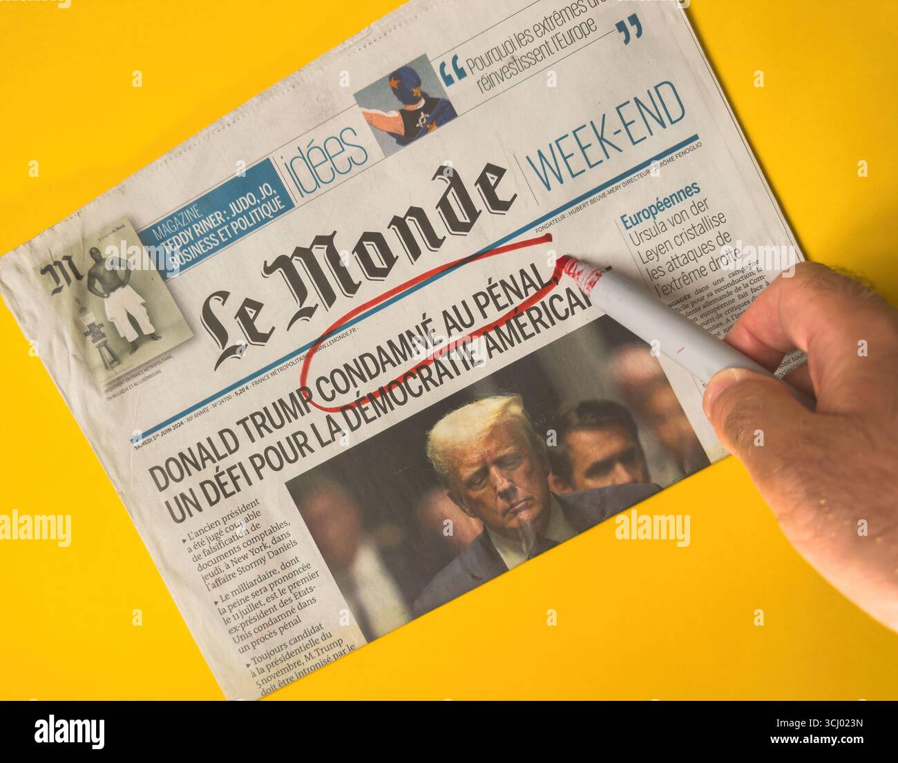Paris, Frankreich - 2. September 2025: Le Monde Wochenendzeitung auf gelbem Hintergrund, Schlagzeile rot eingekreist über Donald Trump, der in einem Strafverfahren verurteilt wurde. Stockfoto