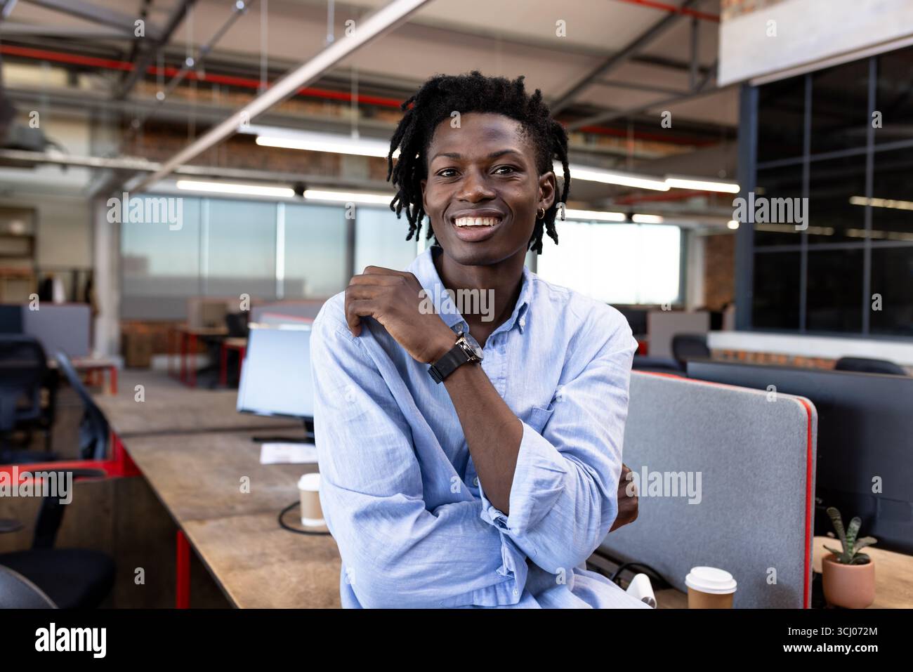 In modernen Büros, professionell und in kreativer Umgebung, während Sie selbstbewusst lächeln Stockfoto