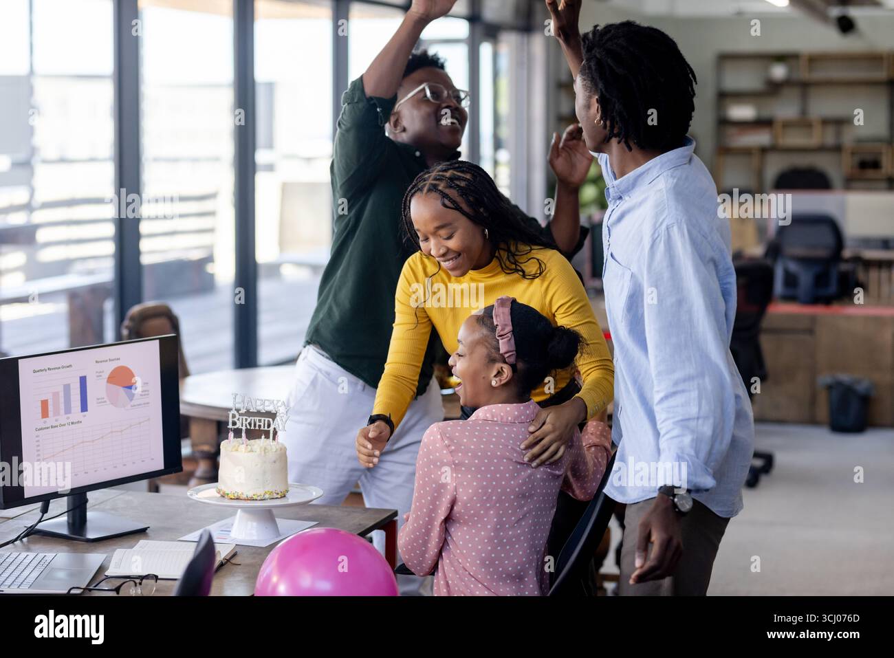 Im Büro feiert ein vielseitiges Team Geburtstag, teilt Kuchen und fröhliche Momente zusammen Stockfoto