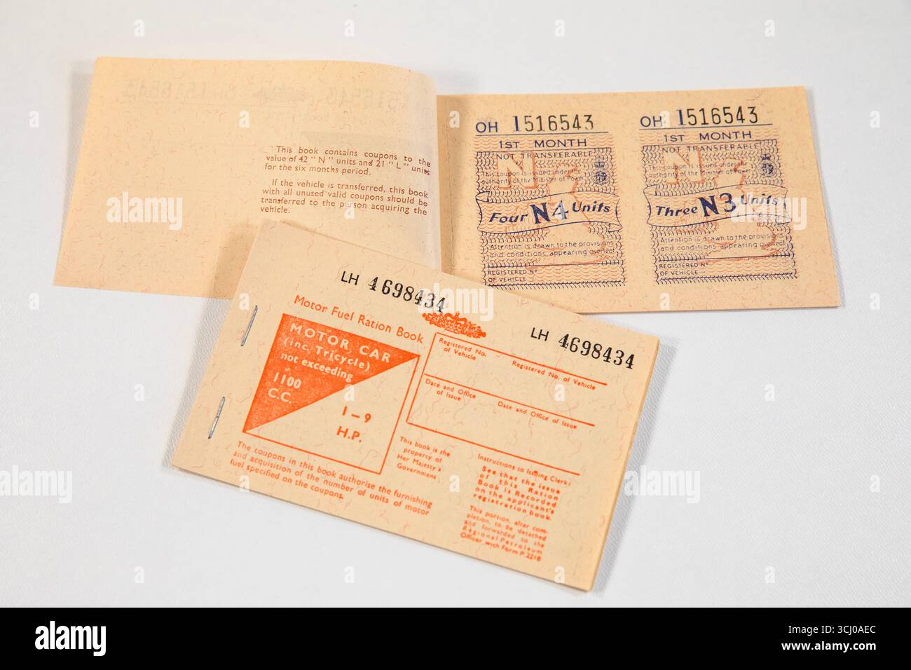 Kraftstoffkrise der 1970er Jahre, Bücher über Benzinration der britischen Regierung, veröffentlicht 1973, aber nie verwendet Stockfoto