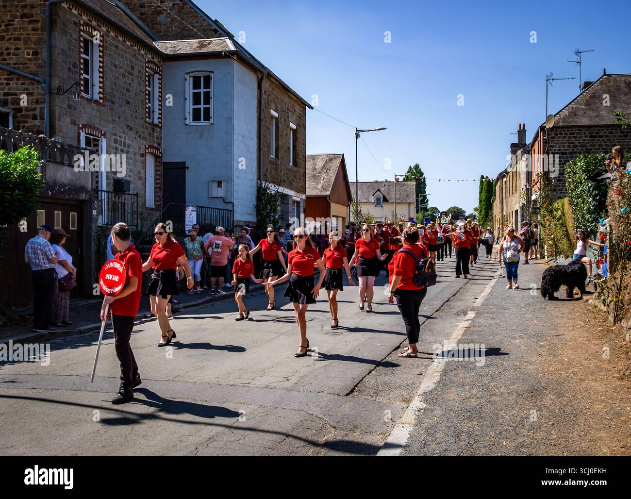 Orne, Frankreich, 24. August 2025, Blick auf La Fraternelle Show Band während eines Comice agricole, einem Dorffest im Dorf Passais, Normandie Stockfoto