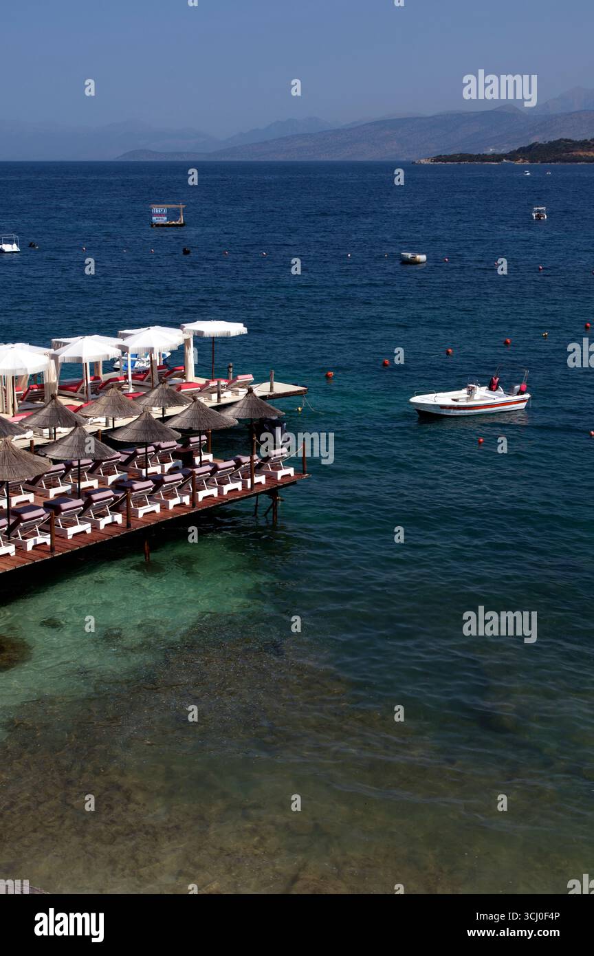 Pontile di prolungamento della spiaggia proteso sull'acqua limpida a Ksamil Stockfoto