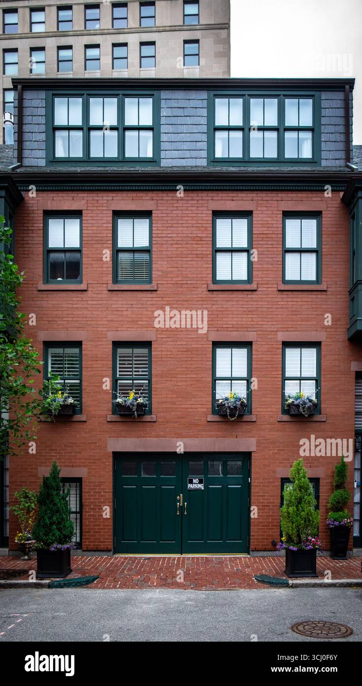 Massachusetts, USA, 9. Juni 2025, Blick auf ein Ziegelgebäude an der Winchester Street, im Herzen von Bay Village, Boston Stockfoto