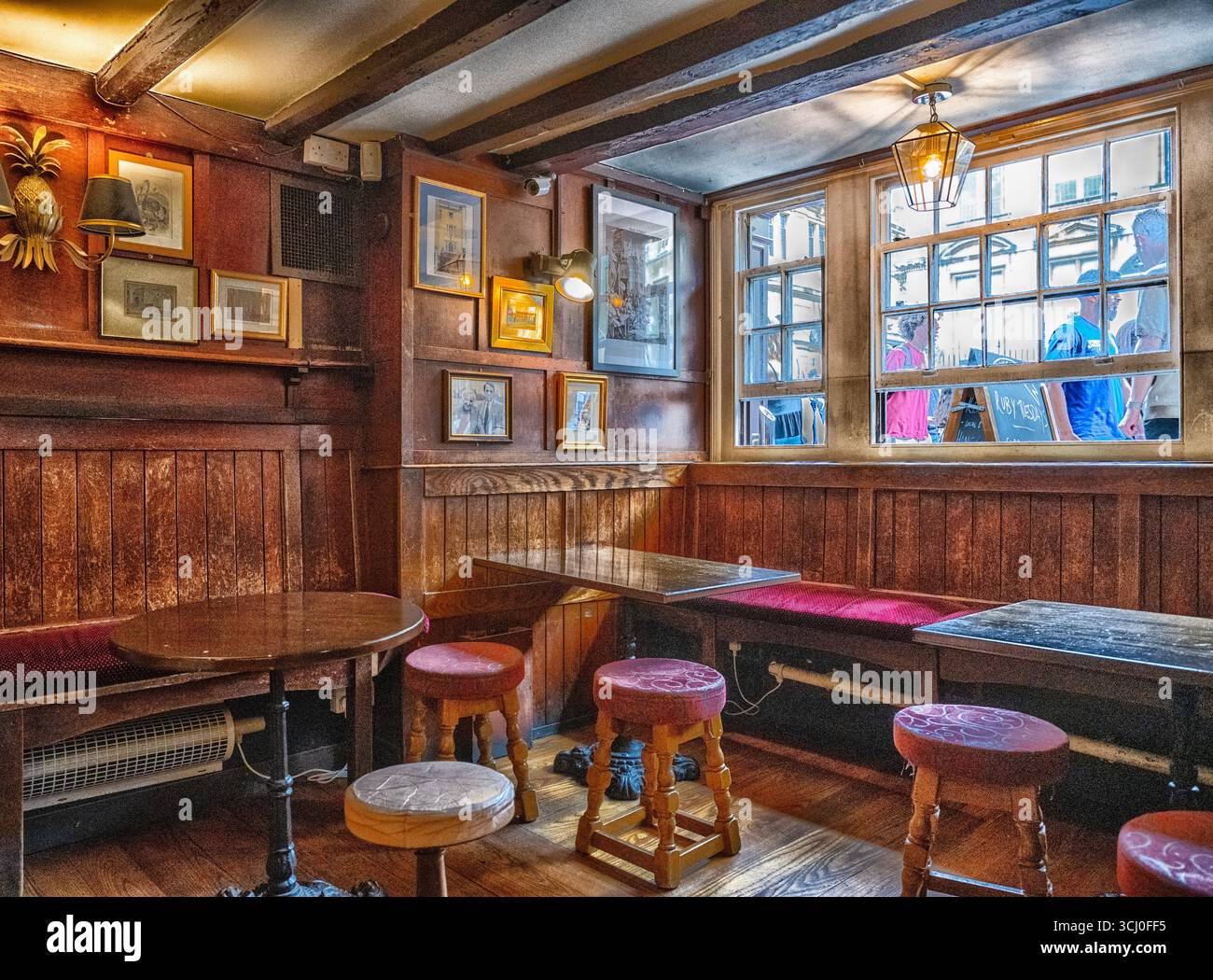 The White Horse Pub, Broad Street, Oxford, England, UK - Oxford's kleinster Pub und denkmalgeschütztes Gebäude - Blick auf den Innenbereich der Bar Stockfoto