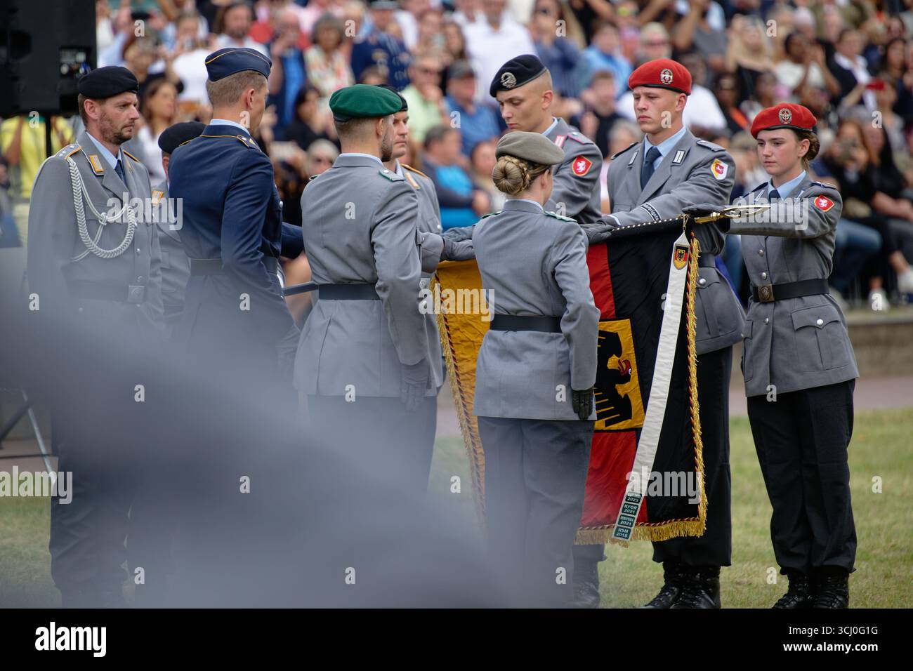 Düsseldorf, Deutschland. September 2025. Sechs Soldaten berühren eine deutsche Flagge während des Treuegeschehens. Rund 420 Rekruten der Bundeswehr leisten den Treueid vor dem landtag in der Landeshauptstadt Nordrhein-Westfalen. Quelle: Henning Kaiser/dpa/Alamy Live News Stockfoto