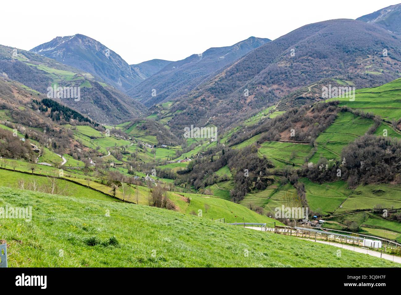 Landschaft rund um das Dorf Trascastro im Leitariegos-Tal in Asturien, Spanien Stockfoto