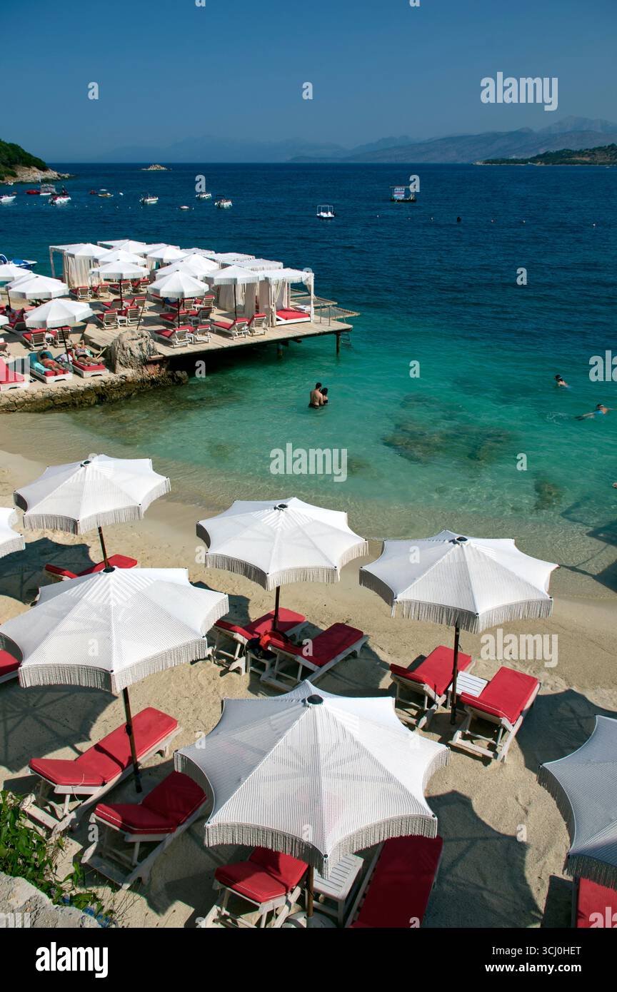 Pontile di prolungamento della spiaggia proteso sull'acqua limpida a Ksamil Stockfoto
