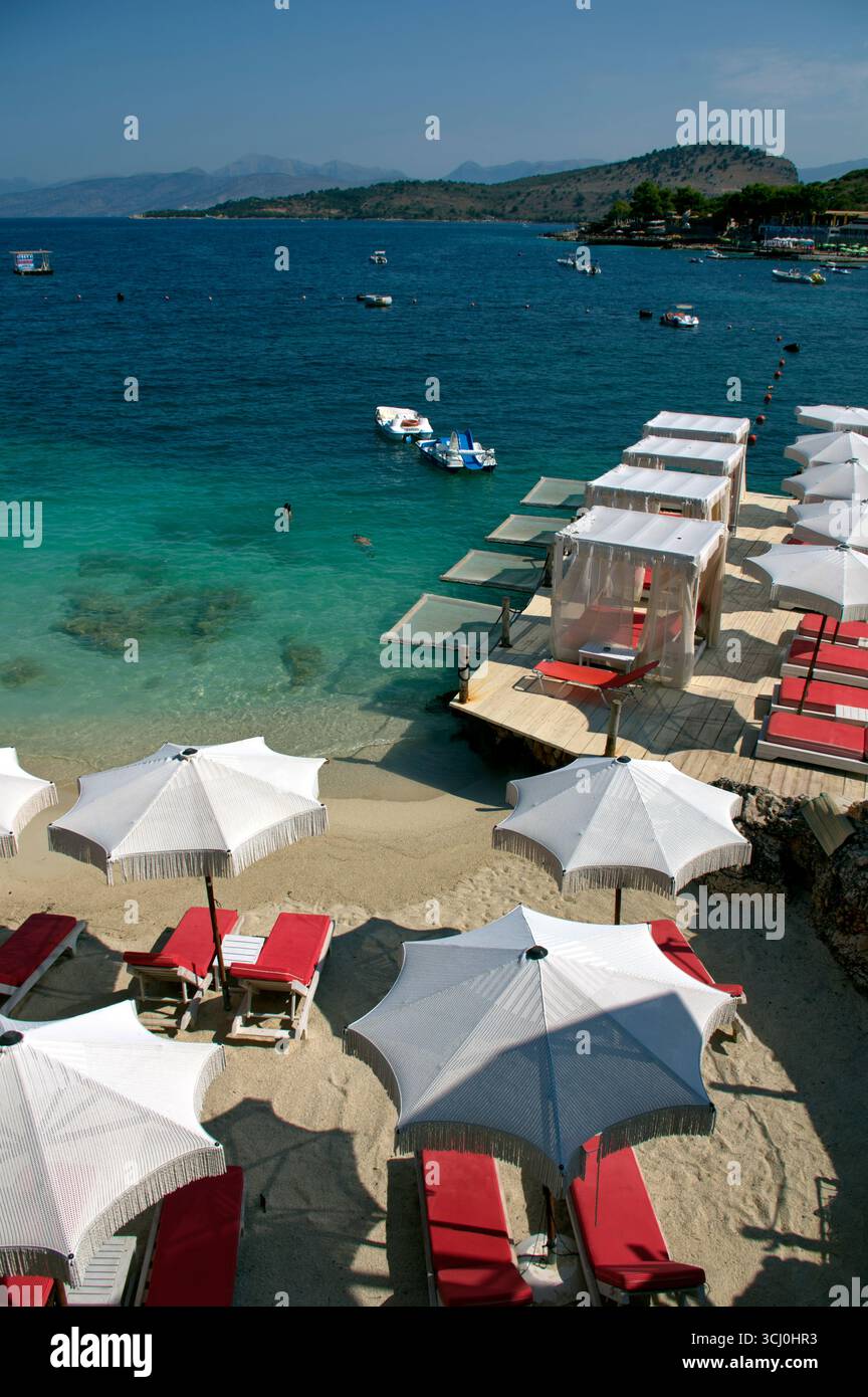 Pontile di prolungamento della spiaggia proteso sull'acqua limpida a Ksamil Stockfoto