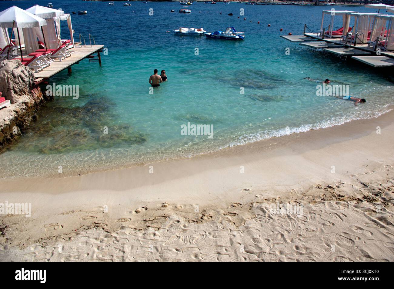 Piccolissima spiaggia tra due pontili libera da ombrelloni a Ksamir Stockfoto