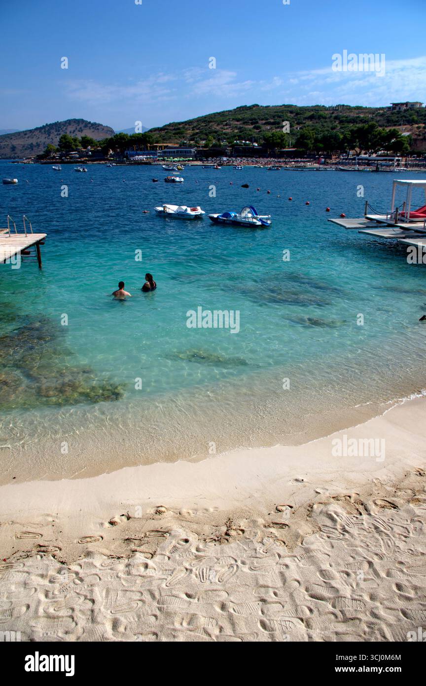Piccolissima spiaggia tra due pontili libera da ombrelloni a Ksamir Stockfoto