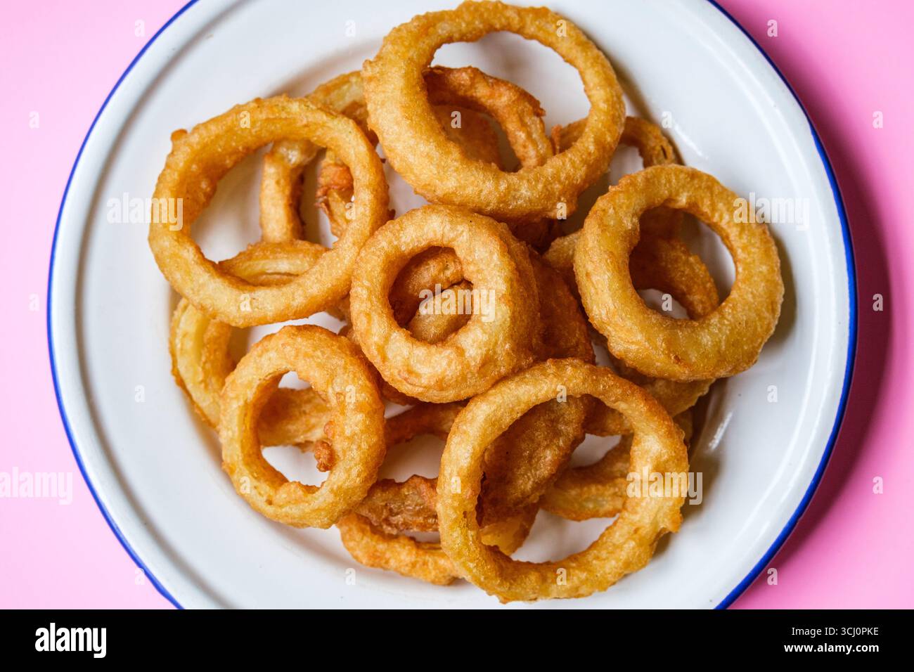London UK, 4. September 2025, Group of Deep Fried Crispy Onion Rings with No People Stockfoto