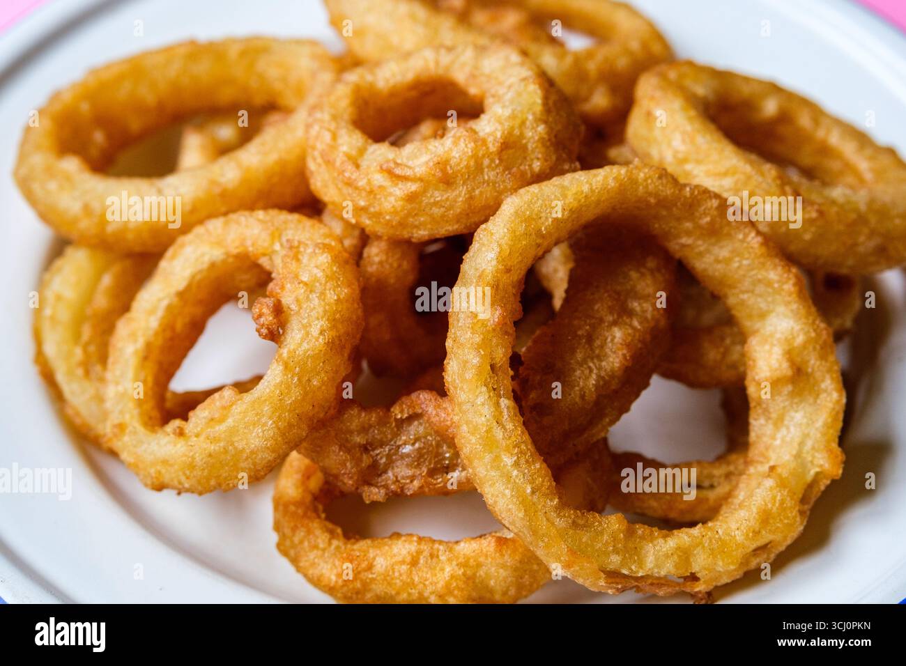 London UK, 4. September 2025, Group of Deep Fried Crispy Onion Rings with No People Stockfoto