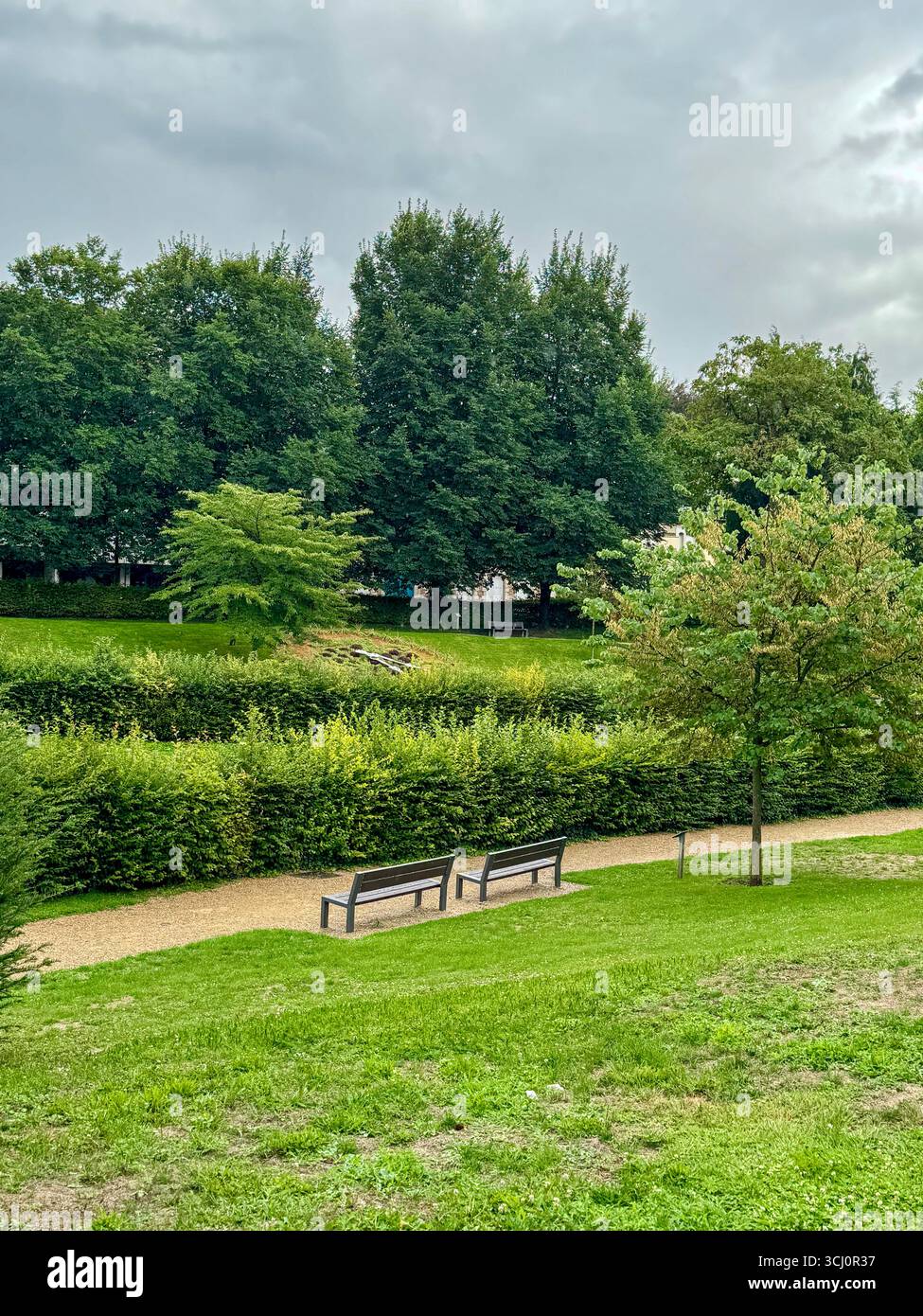Öffentliche Gartenbänke mit Blumenuhr in Châlons-en-Champagne, Frankreich Stockfoto