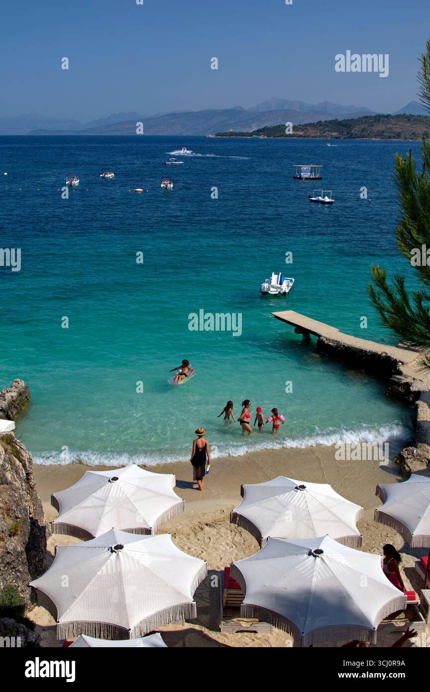 Piccola spiaggia di Sabbia rinchiusa tra uno scoglio Ed un pontile a Ksamil Stockfoto