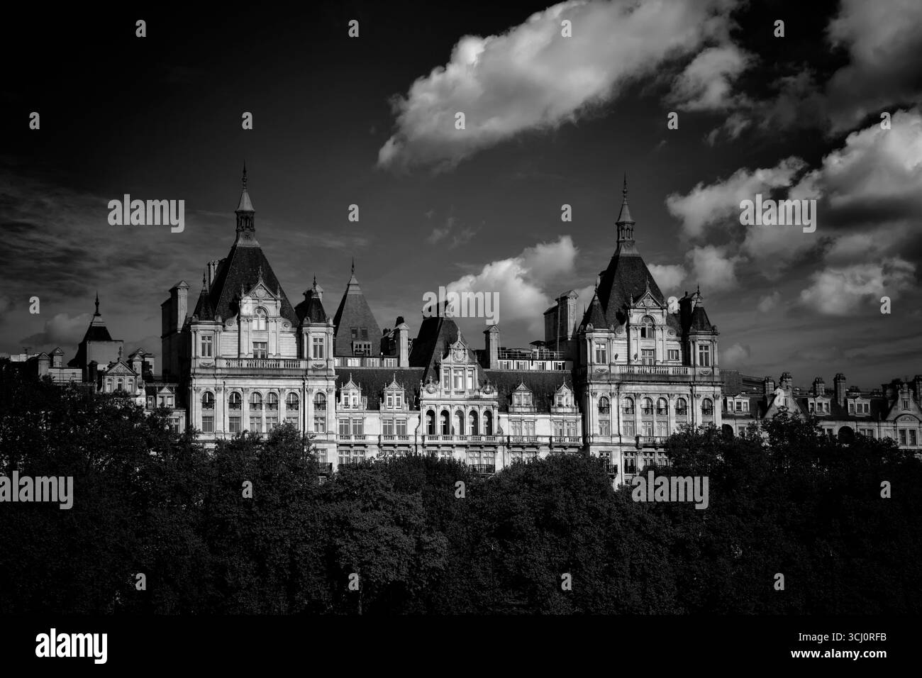 Royal Horseguards Hotel, schwarz-weiß, in London, England. Stockfoto