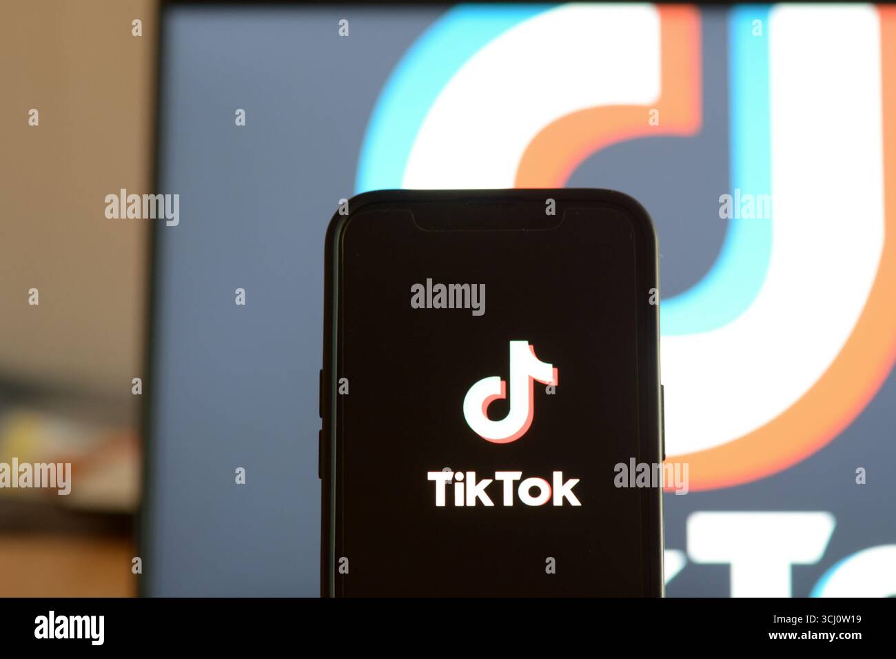 Öffnen der TikTok Social-Media-App auf dem Smartphone-Bildschirm Stockfoto
