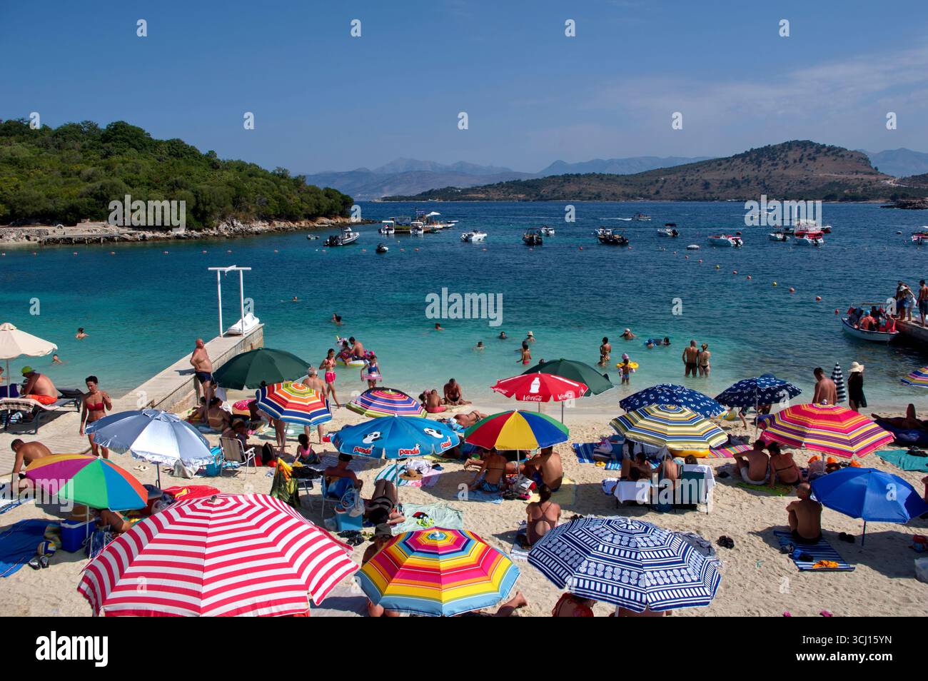 Una piccola spiaggia libera a a Ksamil in Mezzo a spiagge attrezzate Stockfoto