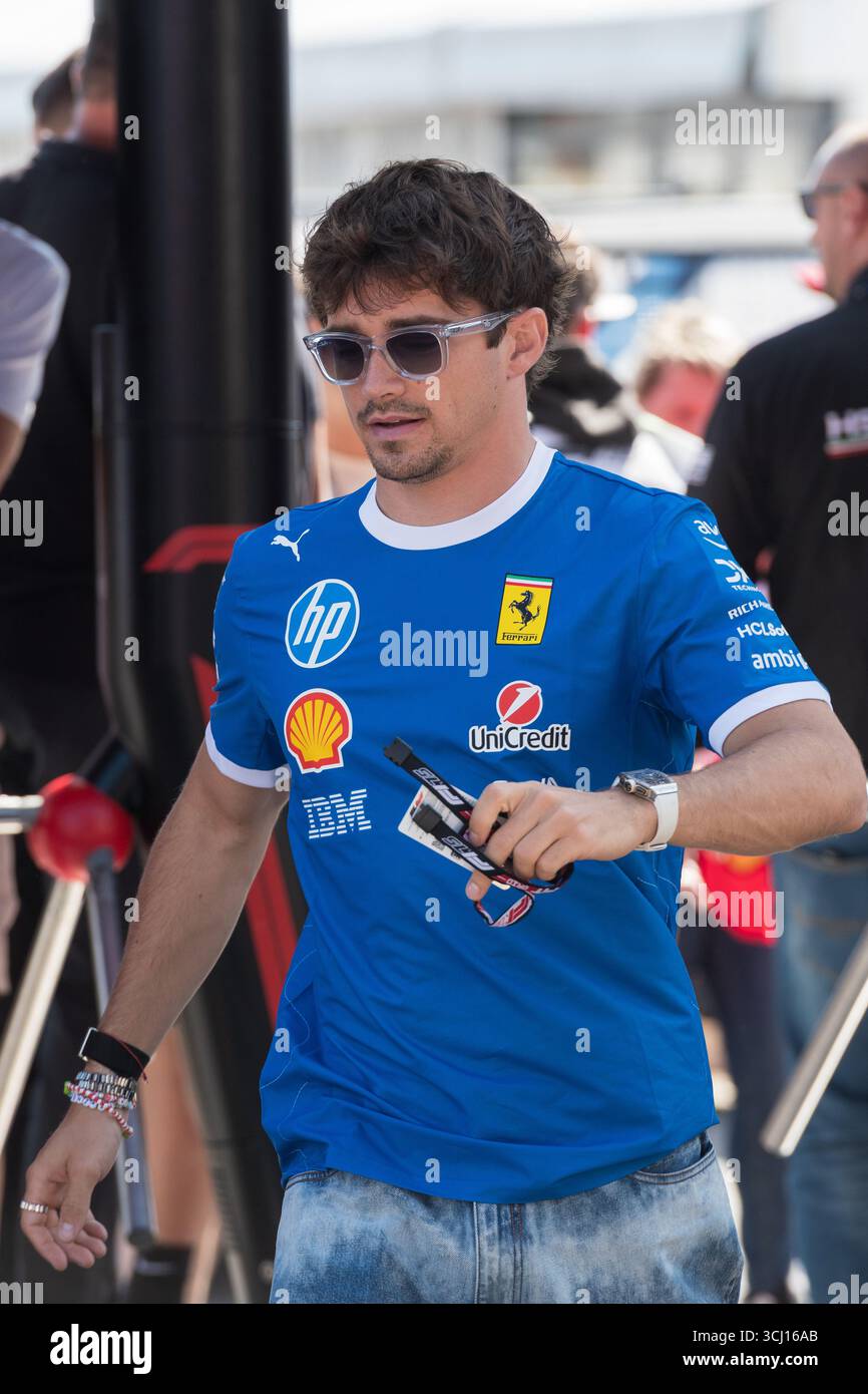 Monza, Italien. September 2025. Charles LECLERC (MCO) vom Ferrari F1-Team trifft am Donnerstagmorgen während des PIRELLI GRAN PREMIO D'ITALIA 2025 im Autodromo Nazionale in Monza (Italien) ein, der 16. Runde der FIA F1-Weltmeisterschaft 2025. Quelle: Riccardo Righetti/Alamy Live News Stockfoto