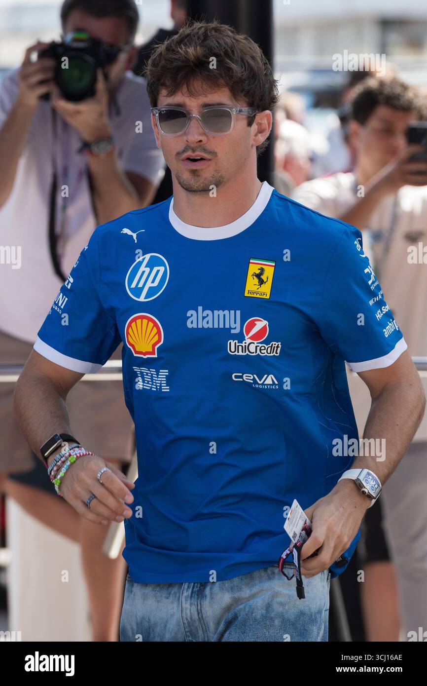 Monza, Italien. September 2025. Charles LECLERC (MCO) vom Ferrari F1-Team trifft am Donnerstagmorgen während des PIRELLI GRAN PREMIO D'ITALIA 2025 im Autodromo Nazionale in Monza (Italien) ein, der 16. Runde der FIA F1-Weltmeisterschaft 2025. Quelle: Riccardo Righetti/Alamy Live News Stockfoto