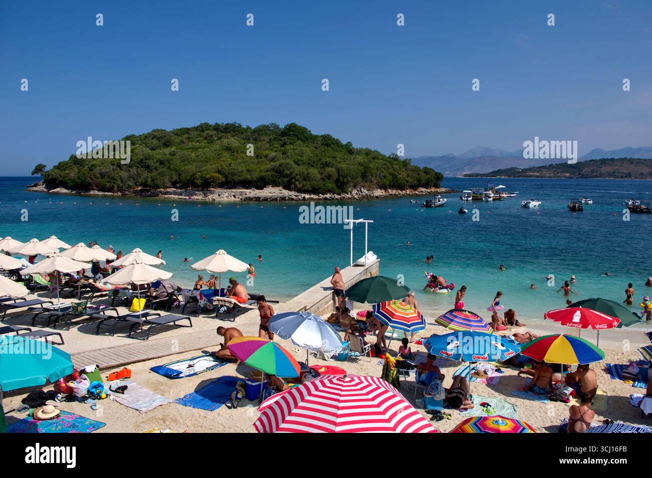 Una piccola spiaggia libera a a Ksamil in Mezzo a spiagge attrezzate Stockfoto