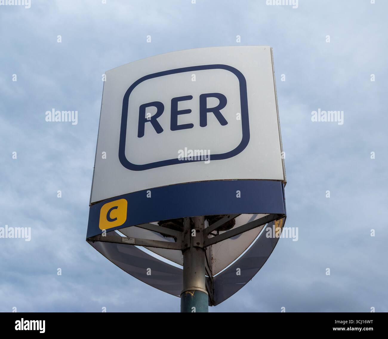 Paris, Frankreich - 06 09 2025 : Schild am Eingang des Regionalexpress-Netzes RER (Île-de-France), einem öffentlichen Verkehrsnetz mit Bahnspur-Serv Stockfoto