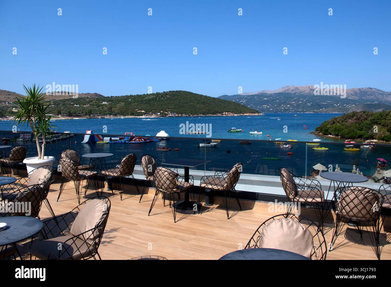 Terrazza attrezzata e panoramica con vista su una spiaggia di Ksamil Stockfoto