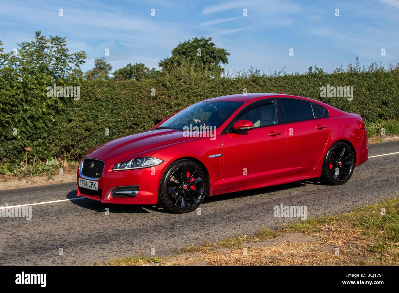 2015 Rot Jaguar XF S Portfolio V6 D Auto D S V6 275 Auto Opt Start/Stopp Limousine CarDiesel 2993 ccm; Fahrt nach Congleton, Cheshire Classic Car Show, Großbritannien Stockfoto