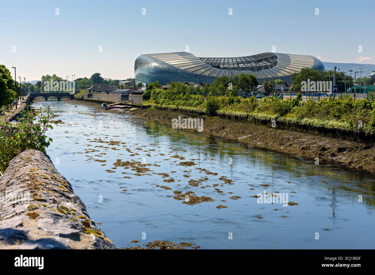 Der Fluss Dodder und das Aviva-Stadion von der Ringsend-Brücke. Dublin, Irland. Früher Lansdowne Road Stadium. Stockfoto