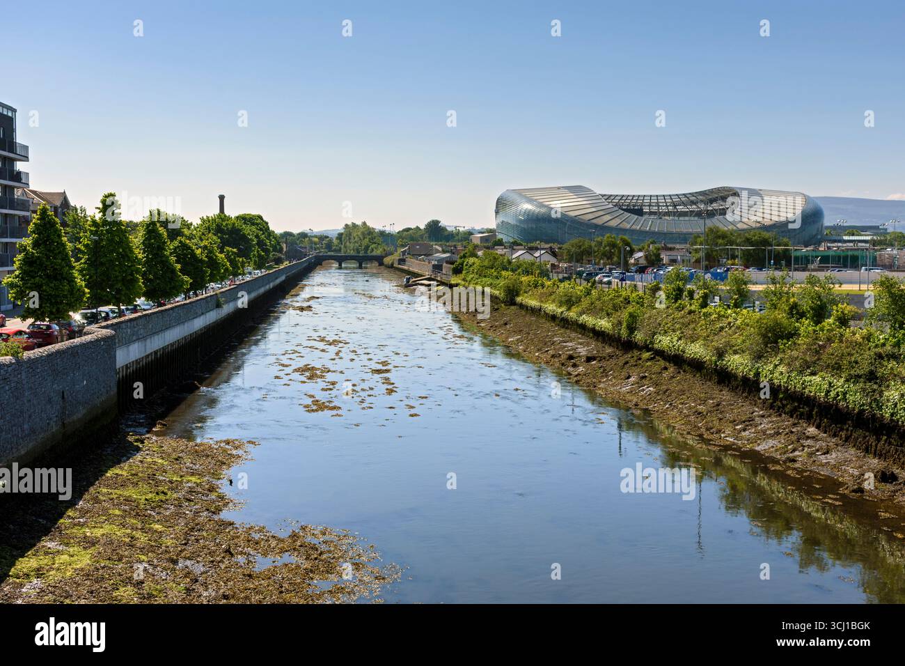 Der Fluss Dodder und das Aviva-Stadion von der Ringsend-Brücke. Dublin, Irland. Früher Lansdowne Road Stadium. Stockfoto