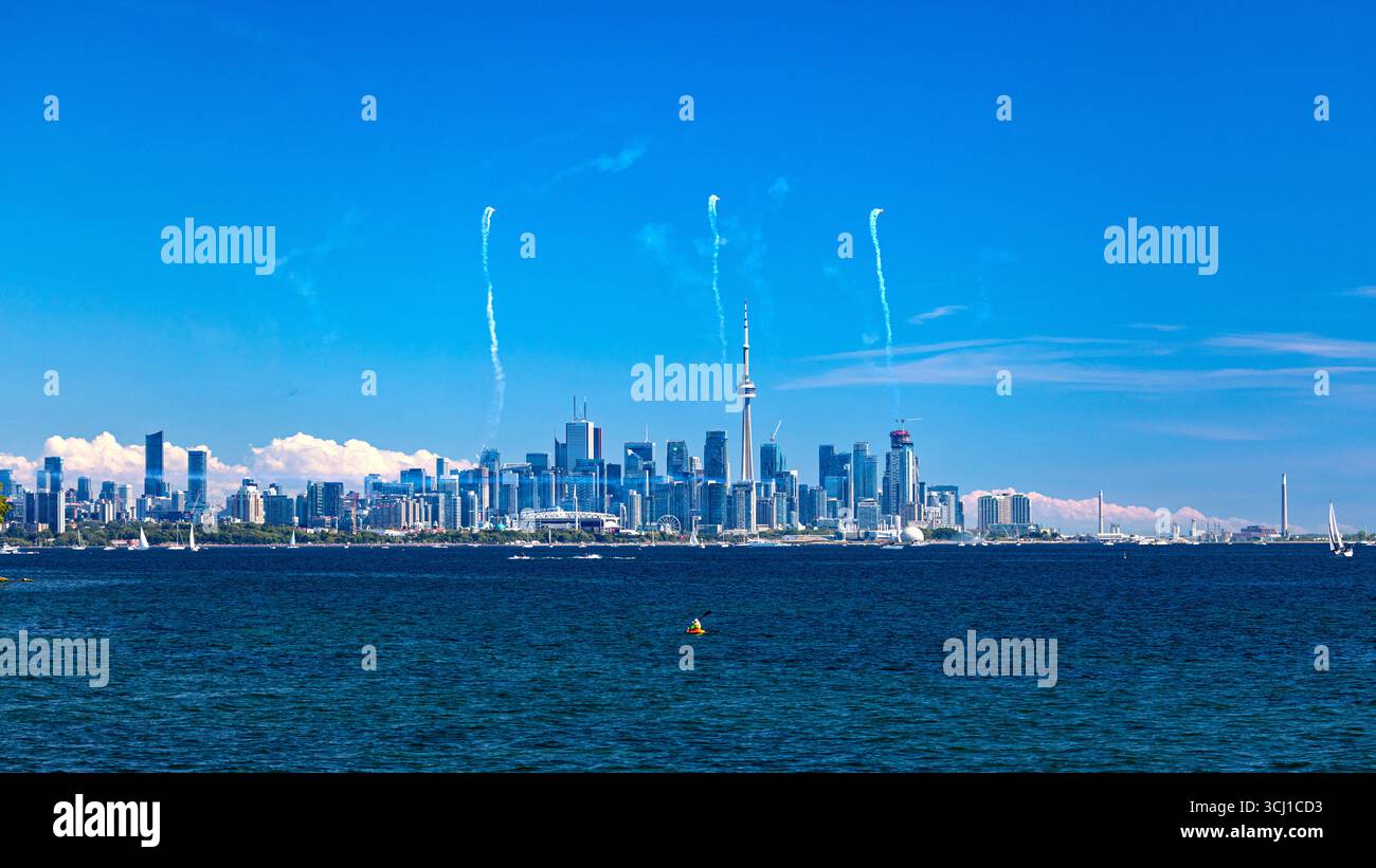 Skyline der Stadt Toronto, Kanada während der Flugshow auf dem Ontario-See. Toronto Ontario Kanada Stockfoto